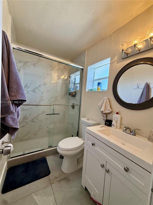 Building Photo - 1733 Mayo St