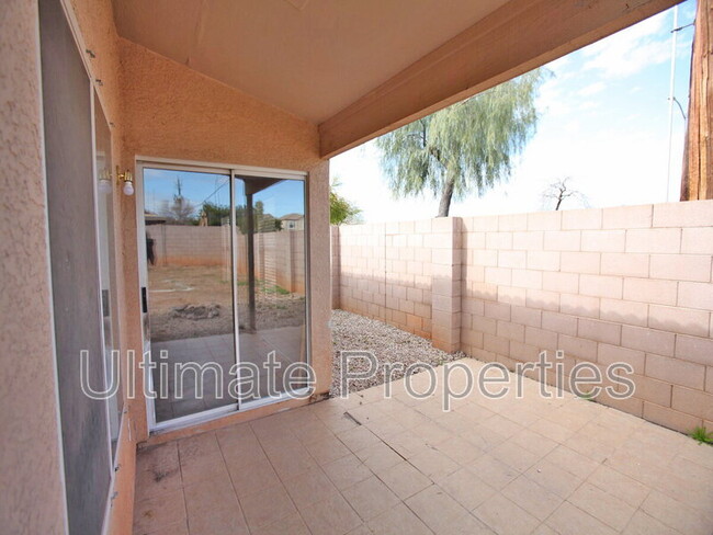 Building Photo - 2002 E Villa Maria Dr