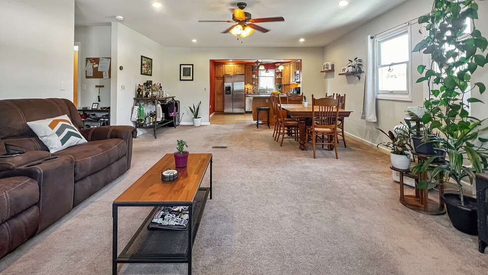 Building Photo - 106 6th Ave