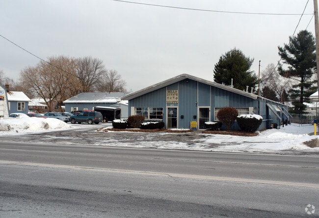 Building Photo - 6035 E Taft Rd
