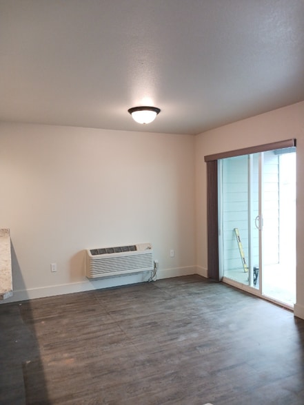 Building Photo - 206 11th Ave W