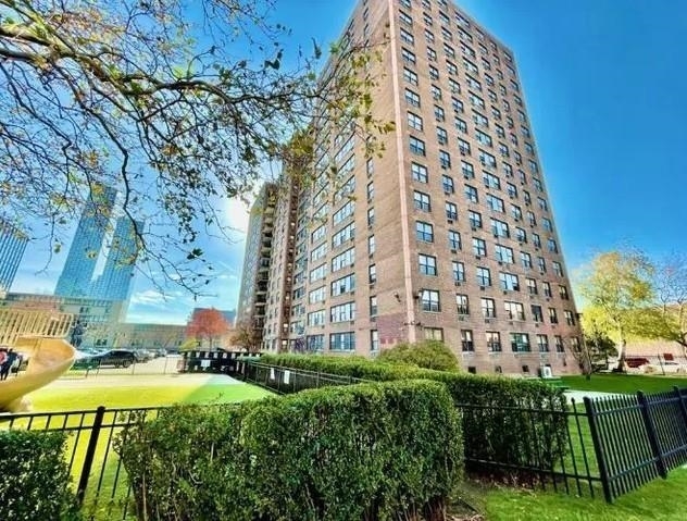 Primary Photo - 10 Huron Ave