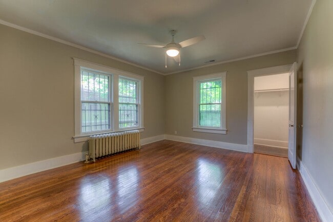 Building Photo - Updated 3 bed/1 bath - walk to Crosstown Concourse