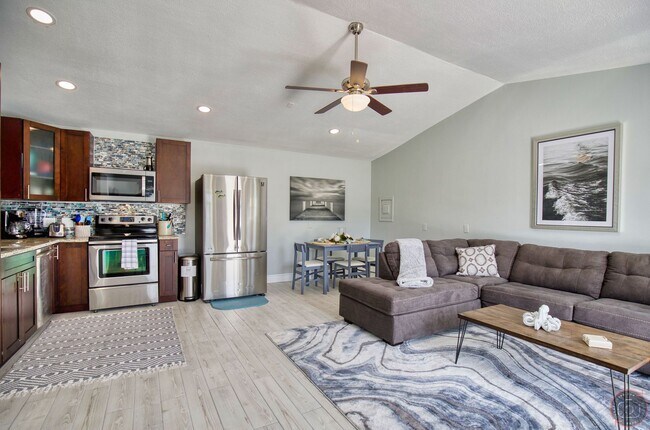 Building Photo - Annual Cottage minutes from Manasota Key Beach!  (2 Units on Property)