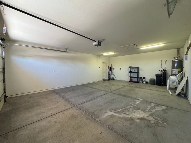 Building Photo - Great spacious home on Huukan Golf Course