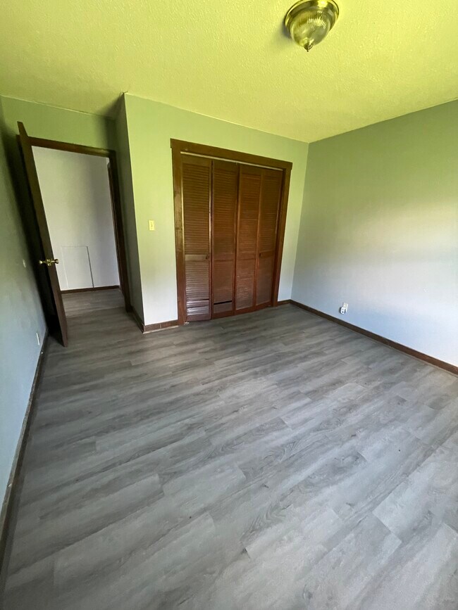 Building Photo - 113 Meadowgreen