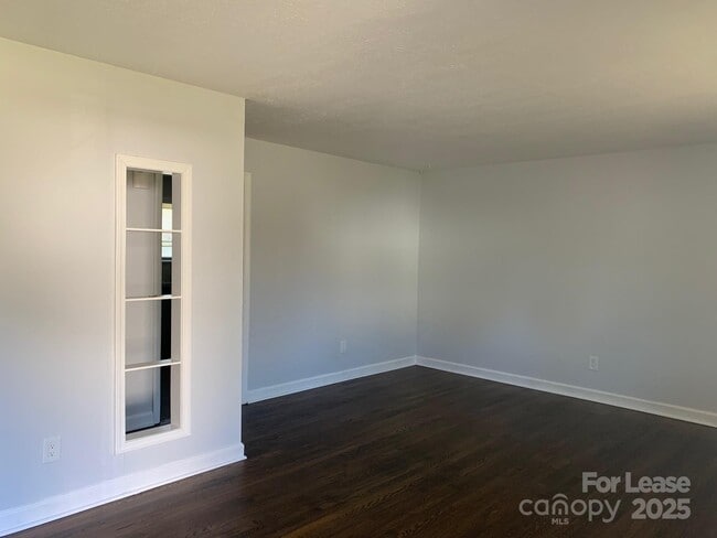 Building Photo - 310 Hillcrest Dr