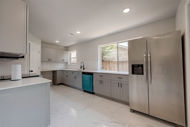 Building Photo - 12055 Fairpoint Dr