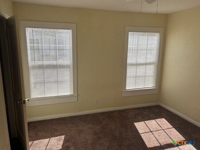 Building Photo - 515 W Kern Rd