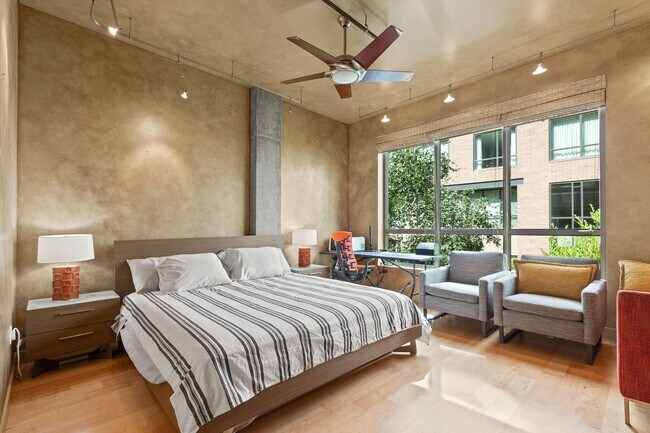 Building Photo - Pearl District Townhome