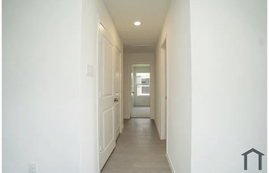 Building Photo - 1829 Sanderling St
