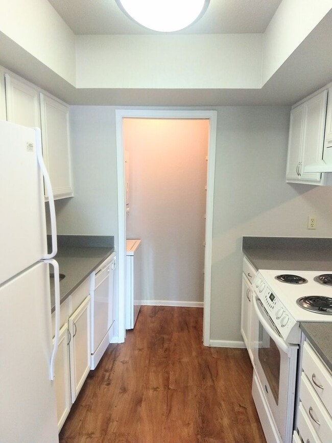 Building Photo - Spacious Two Bedroom Two Bathroom Condo