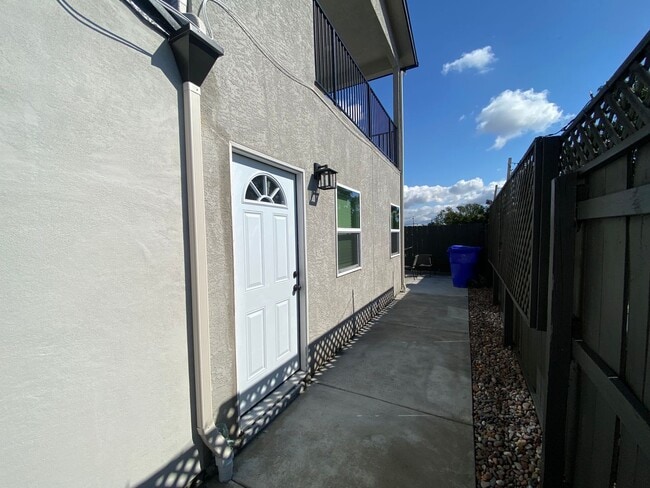 Building Photo - Remodeled 3BD/1BA!! Private Deck