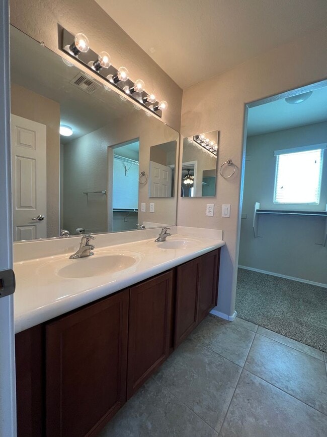 Building Photo - Ray & Signal Butte 4 Bedroom + loft/den