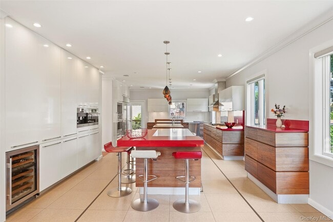 Building Photo - 2 Hudson St