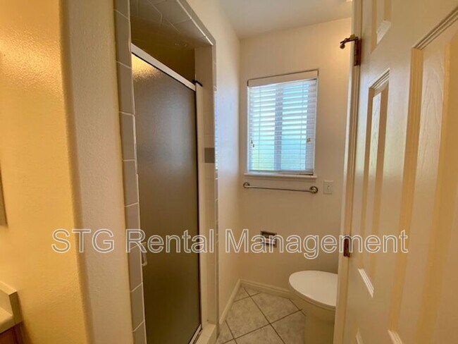 Building Photo - 2215 Chandler Dr