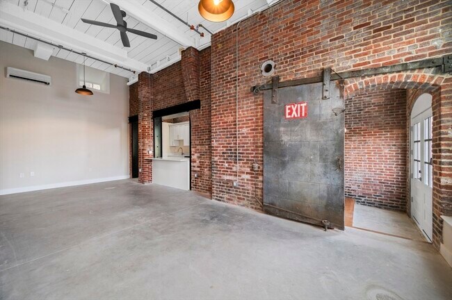 Building Photo - 34 Tremaine St