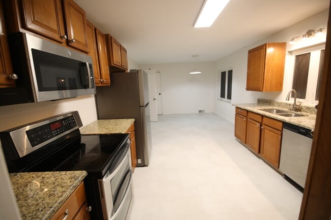 Building Photo - 3191 E Broad St