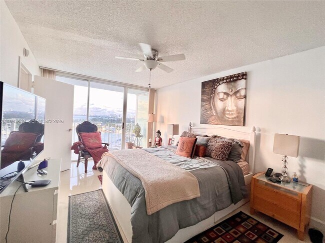 Building Photo - 7601 E Treasure Dr