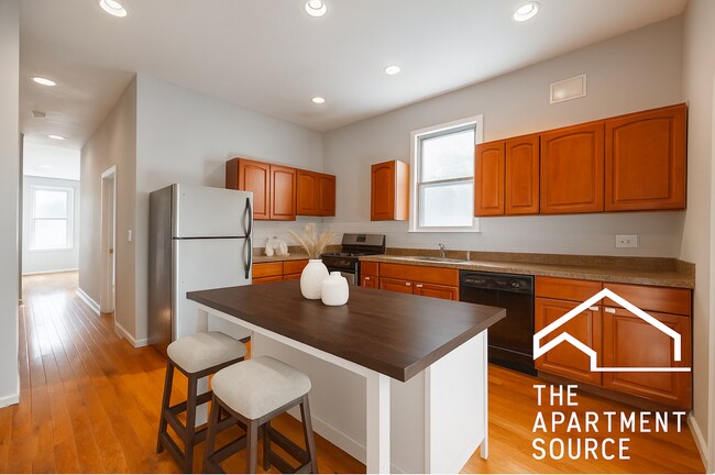 Primary Photo - 2416 N Maplewood Ave