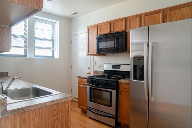 Building Photo - 2504 W Catalpa Ave