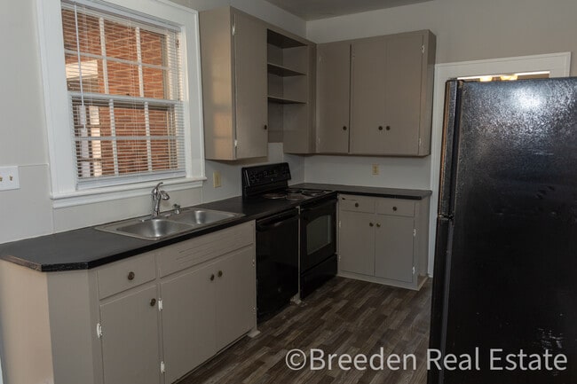 Building Photo - 702 W Union St