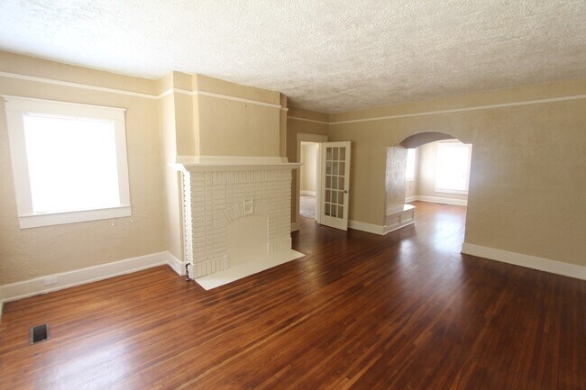 Building Photo - Cute! Cute! Cute! That's the best way to describe this 3 Bedroom 1 Bath charmer.