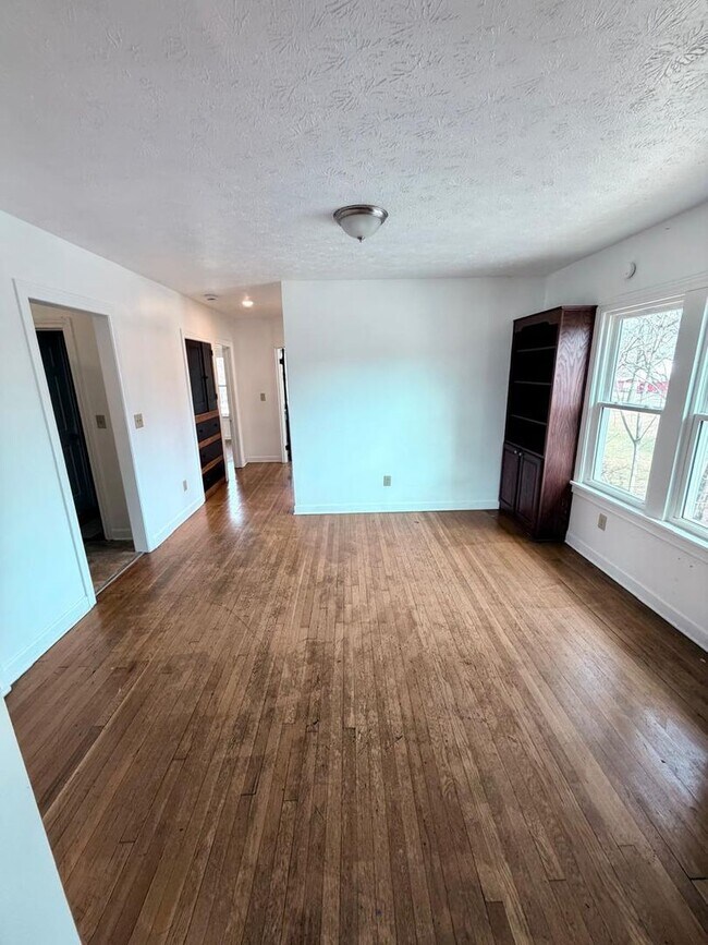 Building Photo - 14221 Glenside Rd