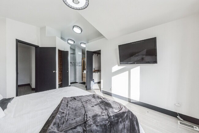 Building Photo - Beautiful Remodeled 2 Bedroom/2 Bathroom Condo is DTC!