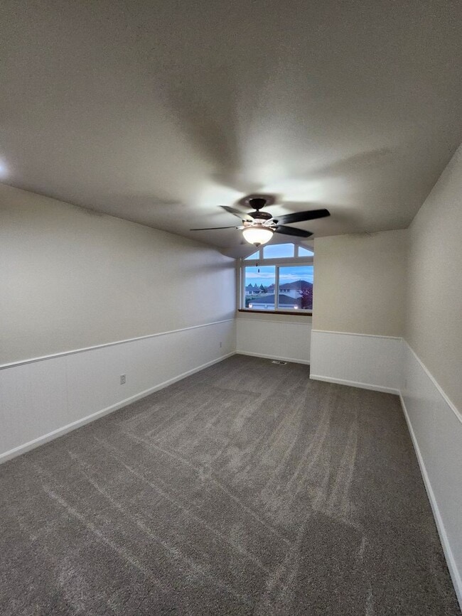Building Photo - Move-In Special: $1000 off- Golf Course Living!