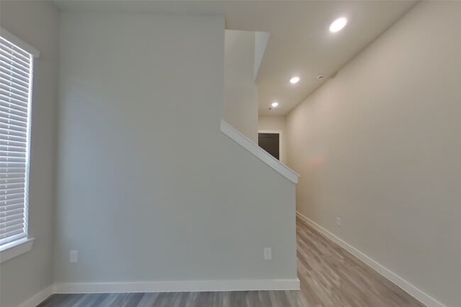 Building Photo - 9835 Willow Creek Commerce Dr