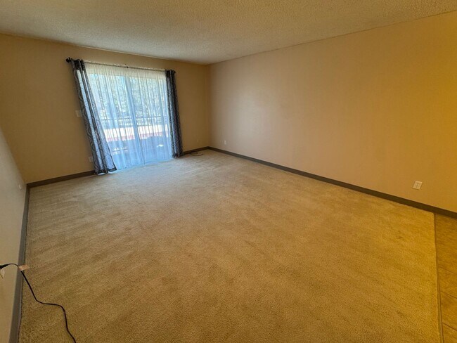 Building Photo - Spacious single bedroom condo in SE Denver