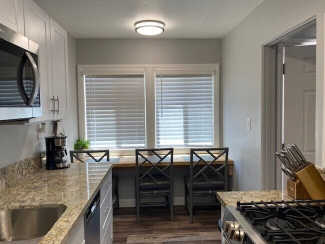 Building Photo - Updated Furnished Unit Half A Block From B...