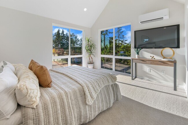 Building Photo - Modern Townhome in Licton Springs – Rooftop Deck & Stylish Living!