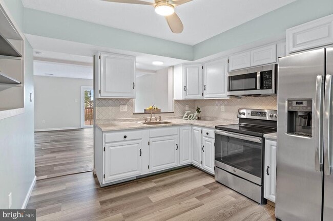 Building Photo - 689 Clearview Ave