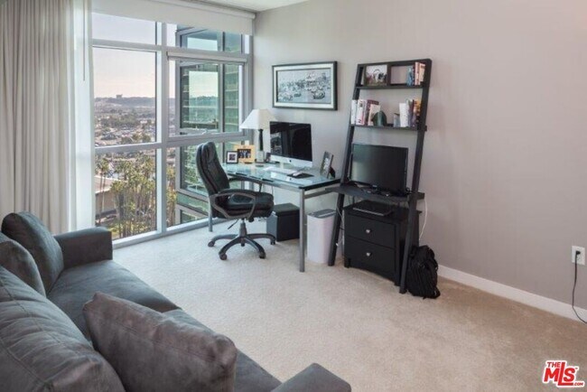 Building Photo - 13700 Marina Pointe Dr