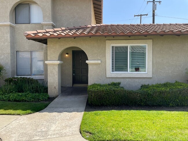 Building Photo - Charming 2 Bedroom 1.5 Bathroom Townhome w...