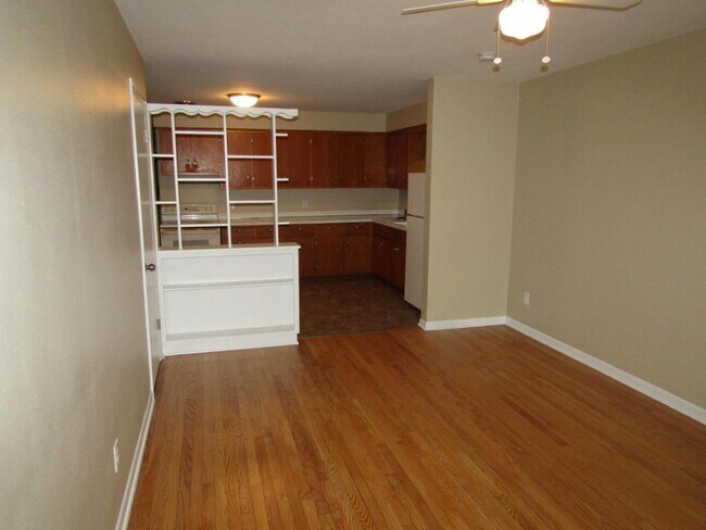 Building Photo - 290 Orchard Dr #4