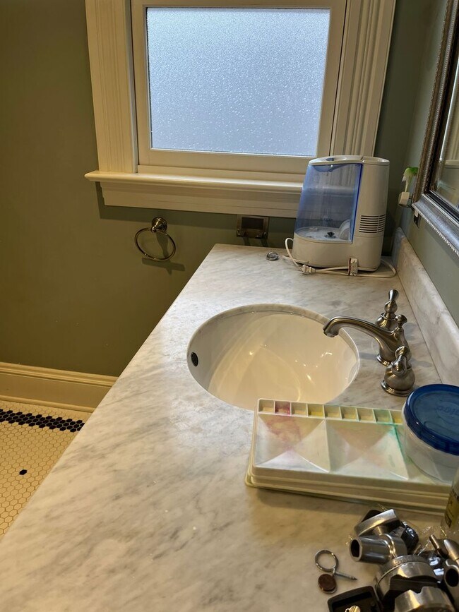 Building Photo - 2002 NE 13th Ave