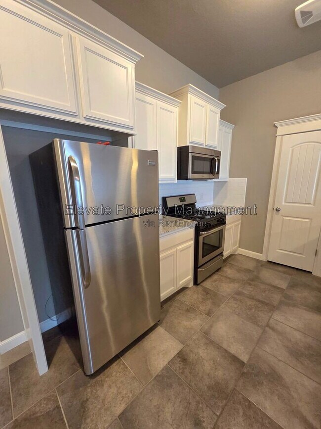 Building Photo - 2210 Starwood Wy