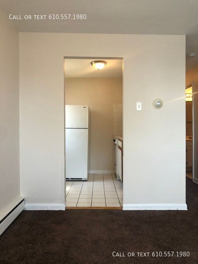 Building Photo - 2 Bedroom  1 Bath Apartment (THIRD  FLOOR)...