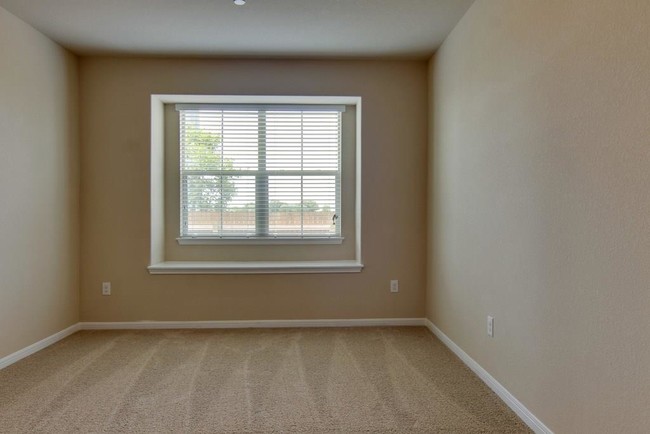 Building Photo - 2880 Donnell Dr