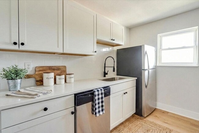 Building Photo - FULLY RENOVATED duplex in East Ridge!