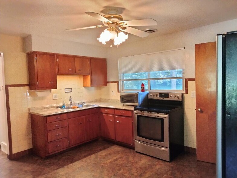 Micro/Smooth Top Cook Range - 1125 Walker Ave