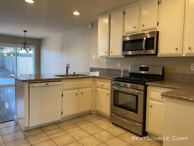 Building Photo - 3 Bedroom Sunrise Home for Lease in Valencia