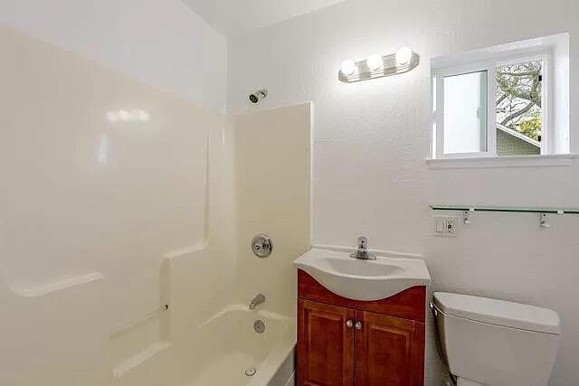 Building Photo - 1385 1/2 Sir Francis Drake Blvd, Unit 1