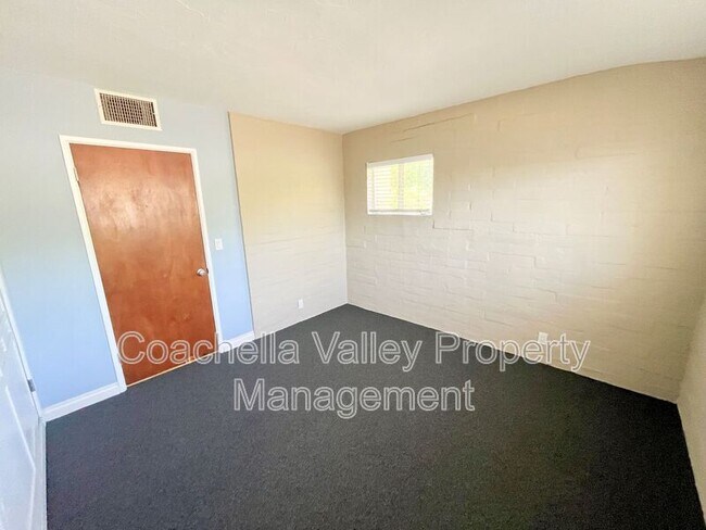 Building Photo - 1680 E Mesquite Ave