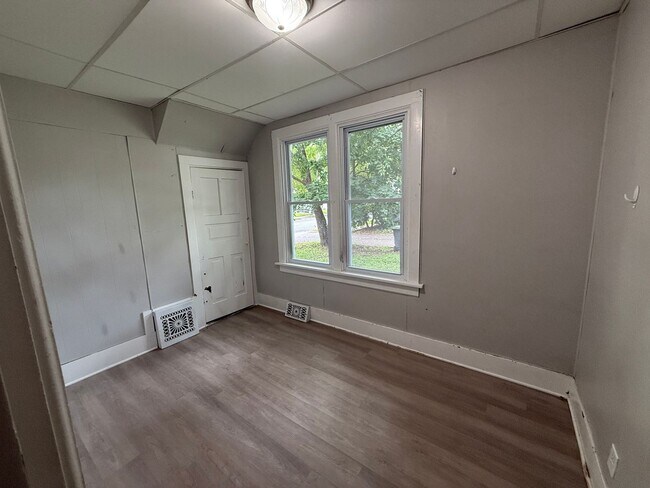 Building Photo - Spacious 4-Bedroom Home Close to Campus