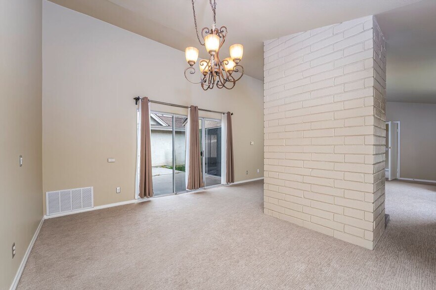 Building Photo - 2162 Sweetbriar Rd