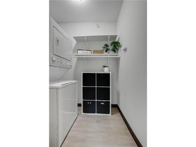 Building Photo - 2565 Franklin Ave